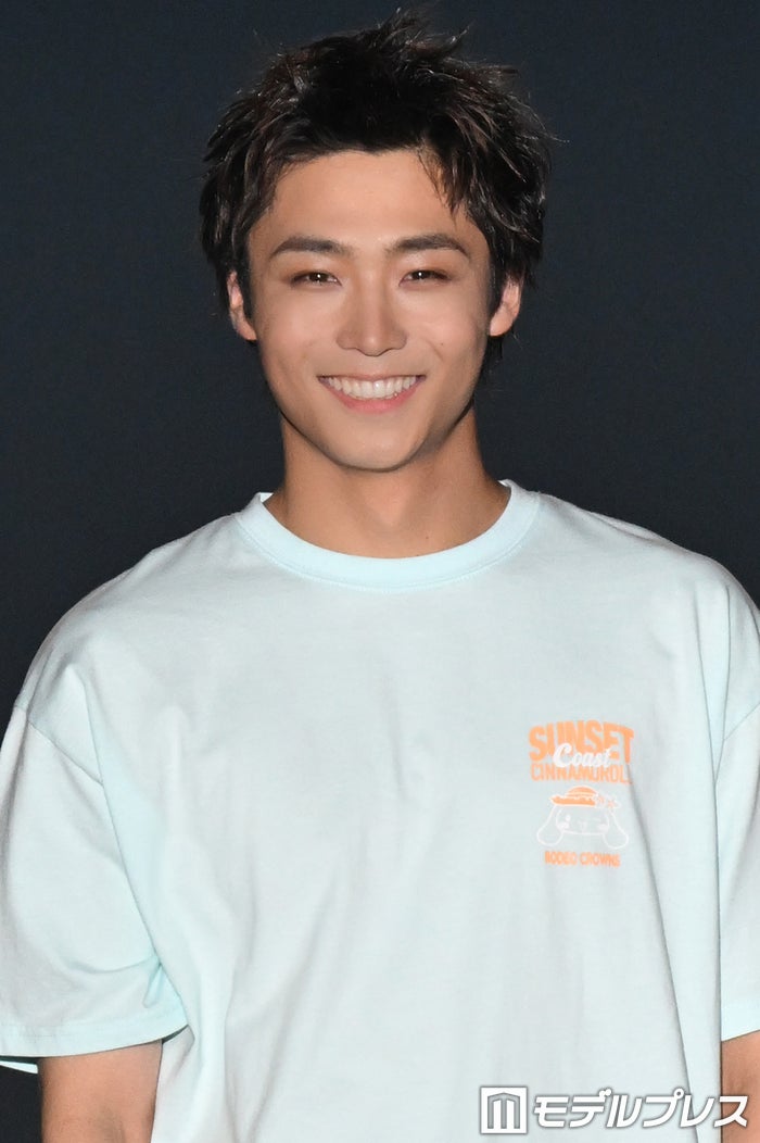 WATWING八村倫太郎、シンプル白Tコーデ 満面の笑顔でウインク「射